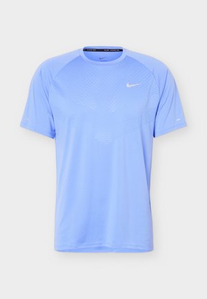 Hellblaues kurzärmeliges Sport-T-Shirt mit einem dezenten atmungsaktiven Muster auf der Brust und kleinem weißen Nike-Swoosh-Logo oben links.