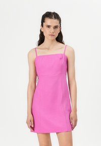 Figursydd rosa klänning med tunna axelband, fyrkantig urringning och slät textur, med diskreta sömmar och minimalistisk design.