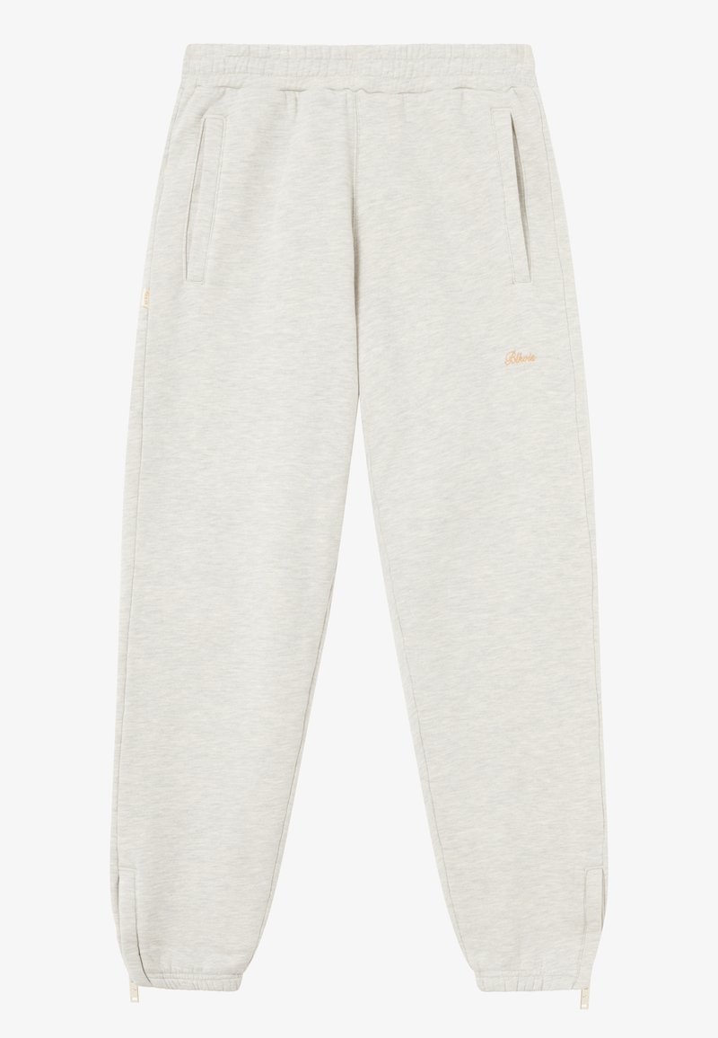 Pantalones jogger gris claro con una textura suave, cinturilla elástica, bolsillos laterales y cremalleras en los tobillos. Sutil marca en bordado dorado.