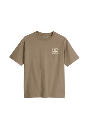 Effen bruine T-shirt met korte mouwen en een klein wit vierkant logo met de tekst "M OP" op de linkerborst.