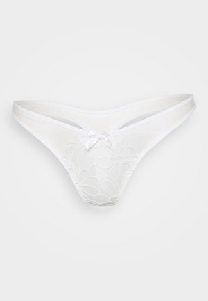 String blanc en dentelle fleurie, avec un fin bandeau élastique et un petit nœud central. Texture lisse, design à couverture minimale.
