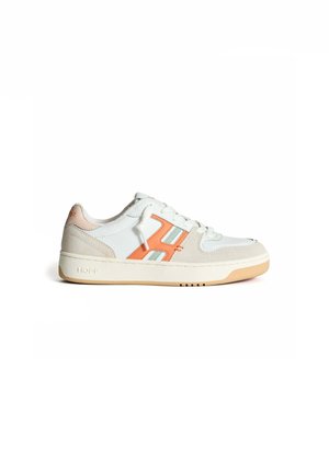 Witte sneaker met perzikaccenten en mintgroene details. Heeft een gestructureerde bovenkant en een beige zool. Veters en merknaam aan de zijkant.