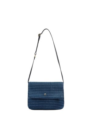 Bolso bandolera azul texturizado con cierre de solapa y correa negra ajustable, con pequeño detalle dorado de calavera en el frente.