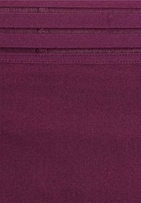 Tessuto bordeaux con una superficie liscia, caratterizzato da cuciture orizzontali. Il materiale sembra elastico e leggero, adatto per un indossare confortevole.