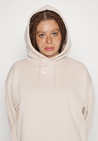 Nike Sportswear Sweatshirt com capuz - sanddrift/white