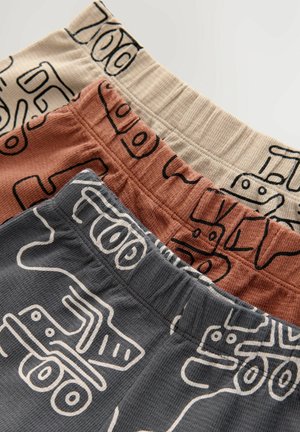 Tri para uzorak kratkih hlača: bež s crnim apstraktnim dizajnom, crvenkasto smeđe sličnih uzoraka i tamnosive s bijelim dizajnom.