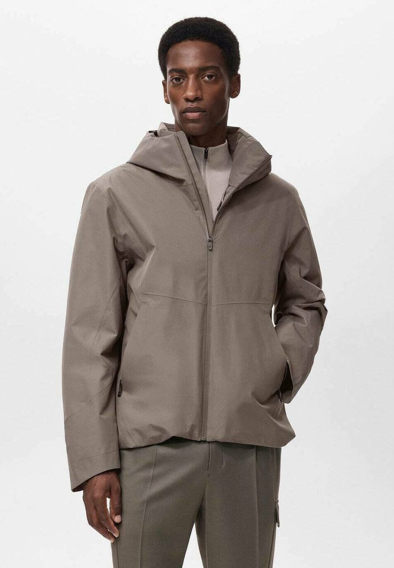 Chaqueta marrón impermeable ligera con capucha y cierre con cremallera. Presenta bolsillos laterales y un ajuste relajado, confeccionada con tejido duradero.