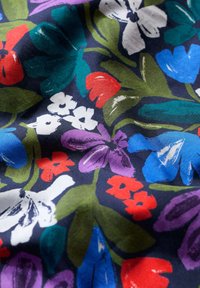 Material floral cu un fundal bleumarin, având flori viu colorate în roșu, alb, albastru și violet, cu frunze verzi și o textură netedă.