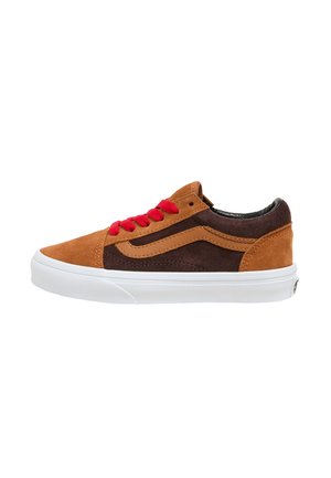 Zapatilla baja con paneles de ante marrón y naranja, cordones rojos, suela de goma blanca y detalle de raya lateral.