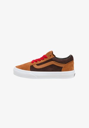 Basket basse avec panneaux en daim marron et orange, lacets rouges, semelle en caoutchouc blanche et détail d'une bande latérale.