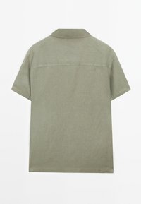 Camicia a maniche corte in verde oliva chiaro, realizzata in tessuto testurizzato. Presenta un colletto classico e un retro pulito senza dettagli aggiuntivi.