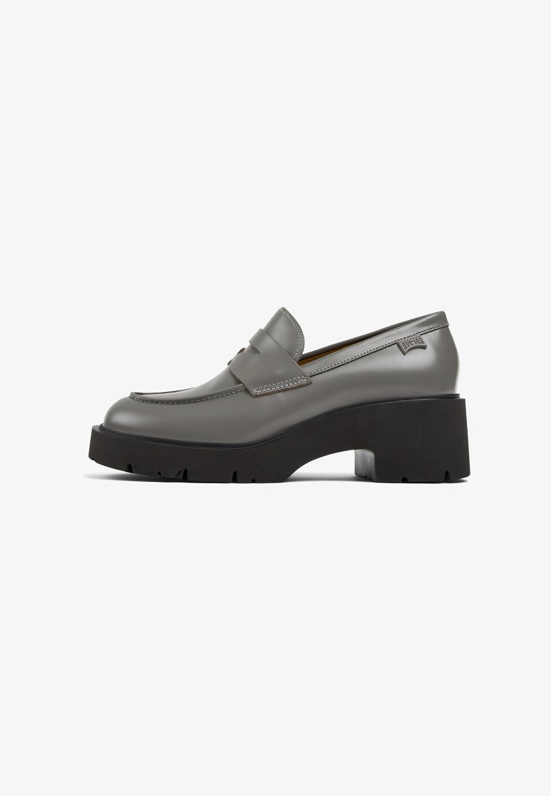 Mocasines de piel gris con punta redondeada, banda decorativa y suela de plataforma negra gruesa con un diseño texturizado.