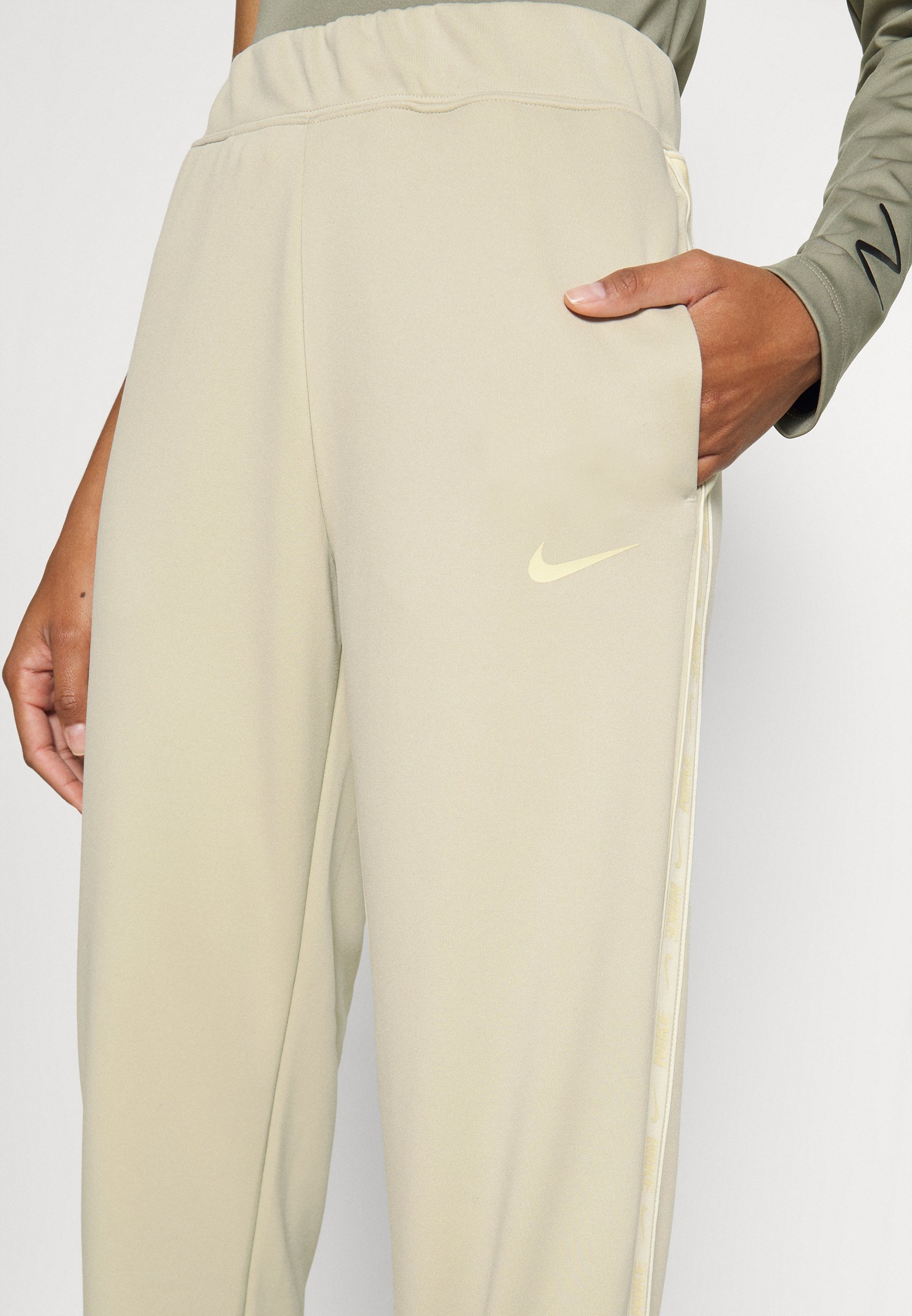 Nike Sportswear TAPE PANT - Trainingsbroek - light stone/Beige - Zalando.nl