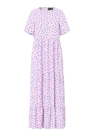 Svetloružičasta slojevita midi haljina s kratkim rukavima i malim plavim cvjetnim uzorkom.