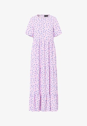 Jasnoróżowa sukienka midi z falbanami, krótkimi rękawami i małym niebieskim kwiatowym wzorem.