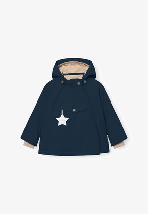 Veste imperméable bleu marine avec capuche spacieuse, doublure beige, poche à pression et étiquette en forme d'étoile ; elle présente une coupe décontractée et des manches longues.