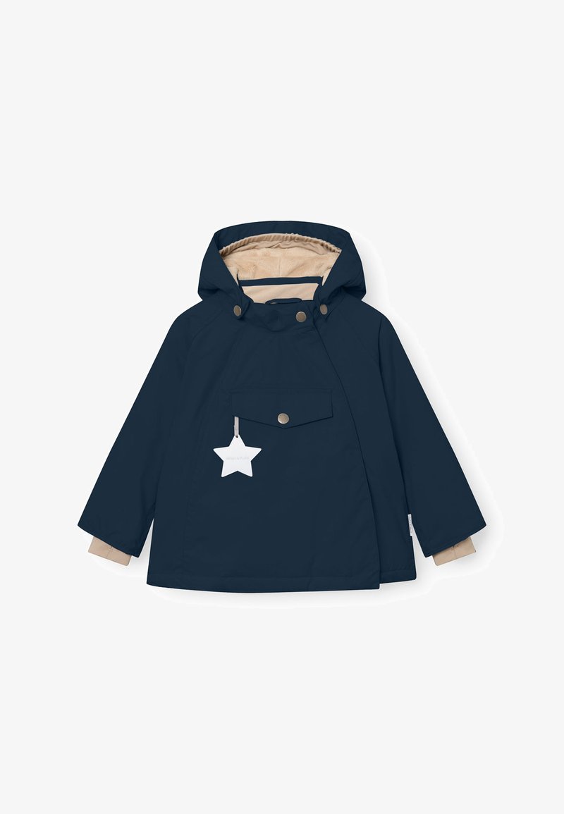 Giacca impermeabile blu navy con un ampio cappuccio, interno beige, tasca con bottone a pressione e etichetta a forma di stella; presenta una vestibilità comoda e maniche lunghe.