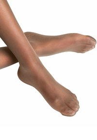 Collant trasparenti di colore beige che arrivano a metà polpaccio, caratterizzati da una texture liscia e leggera e da un delicato lucido, con design aperto sulla punta.
