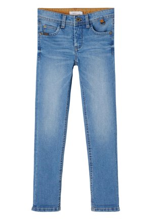 Jean slim-fit enfant bleu clair avec poches avant, passants pour ceinture et fermeture par bouton, présenté sur fond blanc.