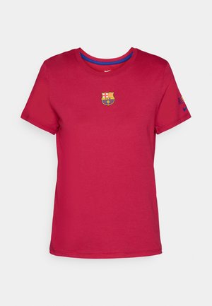 Camiseta de algodón roja con cuello redondo, que presenta un escudo del FC Barcelona en el pecho y un logo de Nike en la manga. Textura suave.