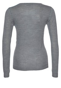 Suéter gris de manga larga con una textura suave, diseño ajustado y un escote redondeado. La vista trasera muestra costuras mínimas y una silueta clásica.