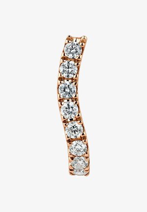 Pendiente curvo de oro rosa que presenta una serie de diamantes redondos y transparentes en un engaste de garra, exhibiendo un brillo brillante y una textura suave.