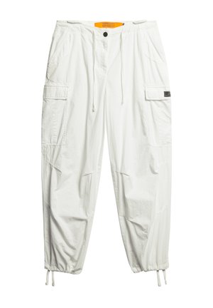 Białe spodnie cargo z elastycznym paskiem, wieloma kieszeniami, ściągaczami u dołu i fakturowanym materiałem. Wyróżnia się logo na kieszeni bocznej.