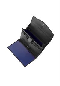Billetera de cuero negra con cierre a presión, múltiples ranuras para tarjetas y un bolsillo con cremallera, con forro interior azul y diseño plano.