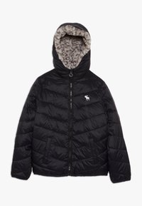 Zwarte gewatteerde jas met een voorrits, twee zakken, een capuchon gevoerd met lichtgrijs panterprint nepbont en een klein wit elandlogo op de borst.