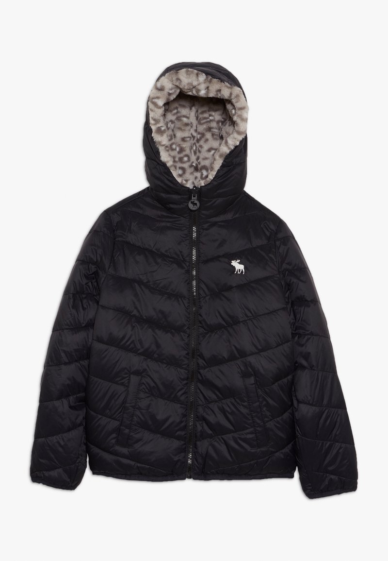 Zwarte gewatteerde jas met een voorrits, twee zakken, een capuchon gevoerd met lichtgrijs panterprint nepbont en een klein wit elandlogo op de borst.