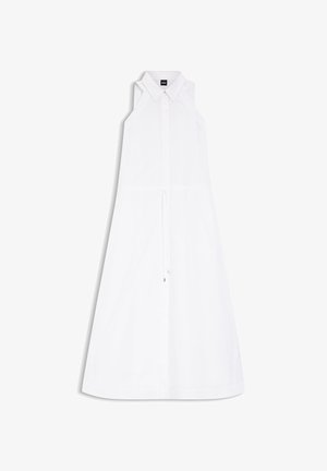 Ärmelloses weißes Maxikleid mit Kragen, verdeckten vorderen Knöpfen und einem Taillenzug, flach auf weißem Hintergrund liegend.