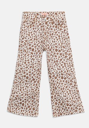 Λευκό παντελόνι καμπάνα με καφέ και μαύρο μοτίβο λεοπάρδαλης, μπροστινό κουμπί και θηλιές για ζώνη, απλωμένο σε λευκό φόντο.