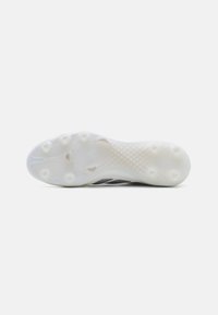 Weiße Sport-Schuhsohle mit strukturiertem Oberflächen, kreisförmigen Noppen für Grip und einem leichten Bogen. Glatte Kunststoff- und Gummimaterialien sichtbar.