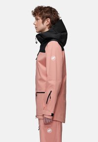 Wasserdichte Jacke in Pink und Schwarz mit hohem Kragen, verstellbarer Kapuze, Reißverschluss-Taschen und einem Logo an den Ärmeln. Glatte Textur.