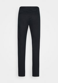 Pantaloni neri con vestibilità slim, realizzati in un tessuto liscio. Presentano due tasche posteriori e una cintura standard senza decorazioni visibili.
