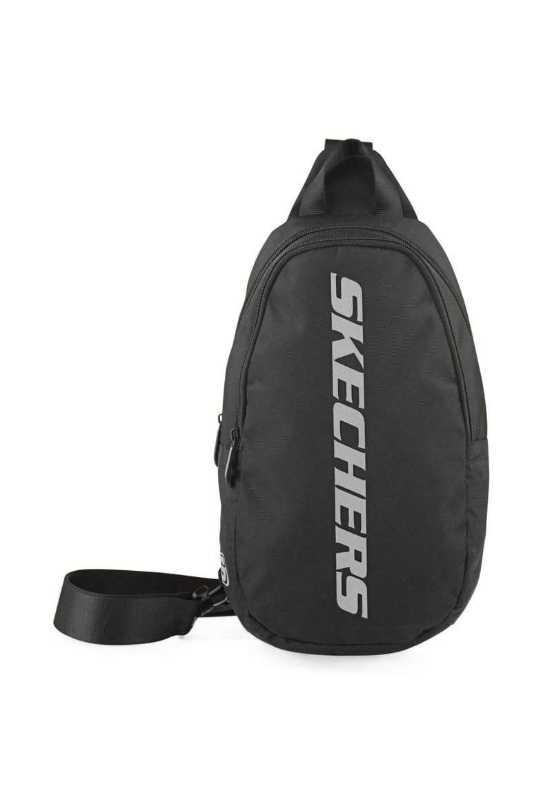 Mochila bandolera negra hecha de tela duradera. Cuenta con un gran bolsillo frontal con cremallera y un logotipo lateral en plata reflectante. Incluye una correa ajustable.