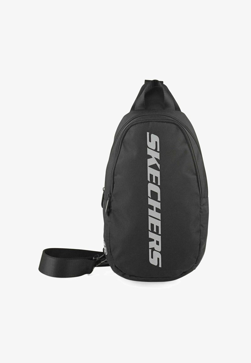 Mochila bandolera negra hecha de tela duradera. Cuenta con un gran bolsillo frontal con cremallera y un logotipo lateral en plata reflectante. Incluye una correa ajustable.