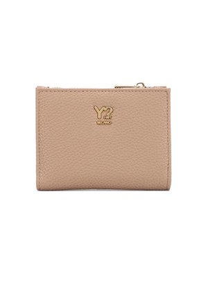 Portafoglio in pelle beige con texture a rilievo, dettaglio del logo dorato e chiusura con zip. Forma rettangolare compatta.