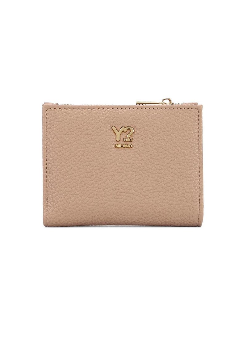 Portafoglio in pelle beige con texture a rilievo, dettaglio del logo dorato e chiusura con zip. Forma rettangolare compatta.