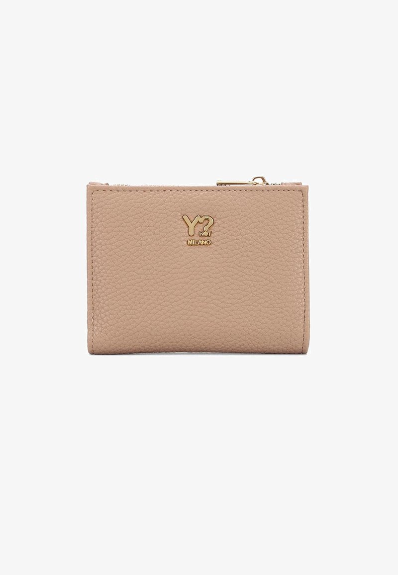 Portafoglio in pelle beige con texture a rilievo, dettaglio del logo dorato e chiusura con zip. Forma rettangolare compatta.