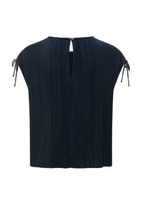 Blouse bleu marine plissée à manches courtes avec une fermeture bouton en forme de goutte au dos et des détails noués aux manches.