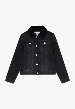 Chaqueta de mezclilla negra con botones plateados y cuello de piel sintética negra, con dos bolsillos con solapa en el pecho y detalles de costuras verticales.