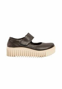 Zapato negro de charol tipo Mary Jane con una correa de Velcro y una suela beige gruesa y estriada. Presenta una puntera redondeada y un pequeño detalle de logo.
