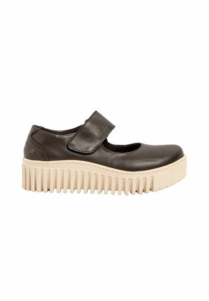 Zapato negro de charol tipo Mary Jane con una correa de Velcro y una suela beige gruesa y estriada. Presenta una puntera redondeada y un pequeño detalle de logo.