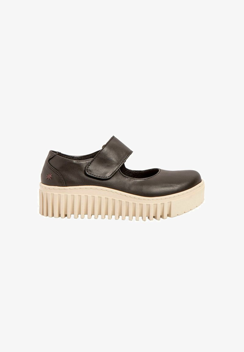 Chaussure Mary Jane en cuir noir avec une sangle en Velcro et une semelle épaisse beige à stries. Présente une pointe arrondie et un petit logo.