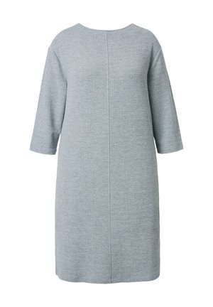 Robe midi gris clair texturée avec manches trois quarts et encolure ronde. Elle présente une coupe droite et un détail de couture centrale au dos.