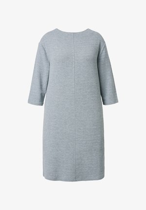Jasnoszara sukienka midi o fakturowanej tkaninie, z rękawami do połowy przedramienia i okrągłym dekoltem. Posiada prosty krój oraz detal w postaci przeszycia na środku tylnej części.