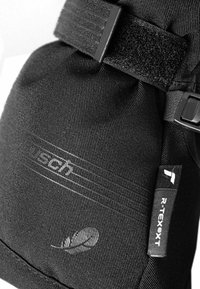 Schwarze Stofftasche mit strukturiertem Material, Klettverschluss und geprägt Logo. Enthält ein kleines Etikett mit der Marke "R-TEXXT".