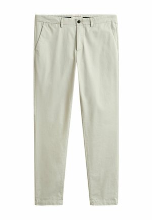 Beige slim-fit chino's met voorste knoop- en ritssluiting, zijzakken en riemlussen, plat gelegd op een witte achtergrond.