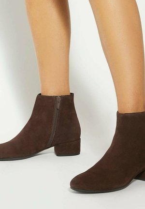 PIPPIE - Korte laarzen - brown
